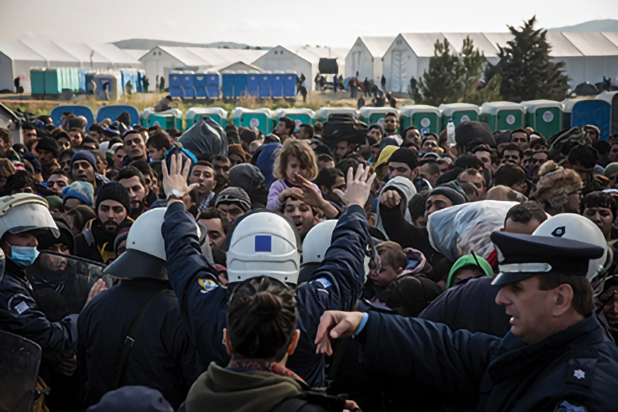 Image of a crowd of refugees