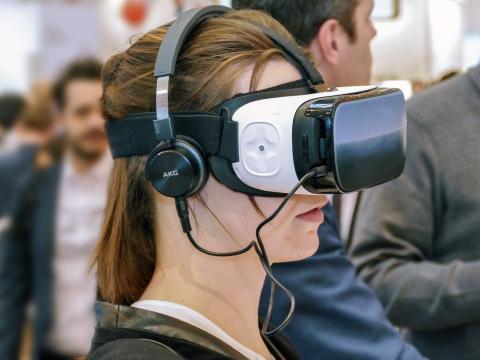 Teen using oculus device